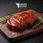 Een vers, gemarineerd rundvlees steak met rozemarijn en grof zeezout op een houten snijplank, klaar voor de BBQ.