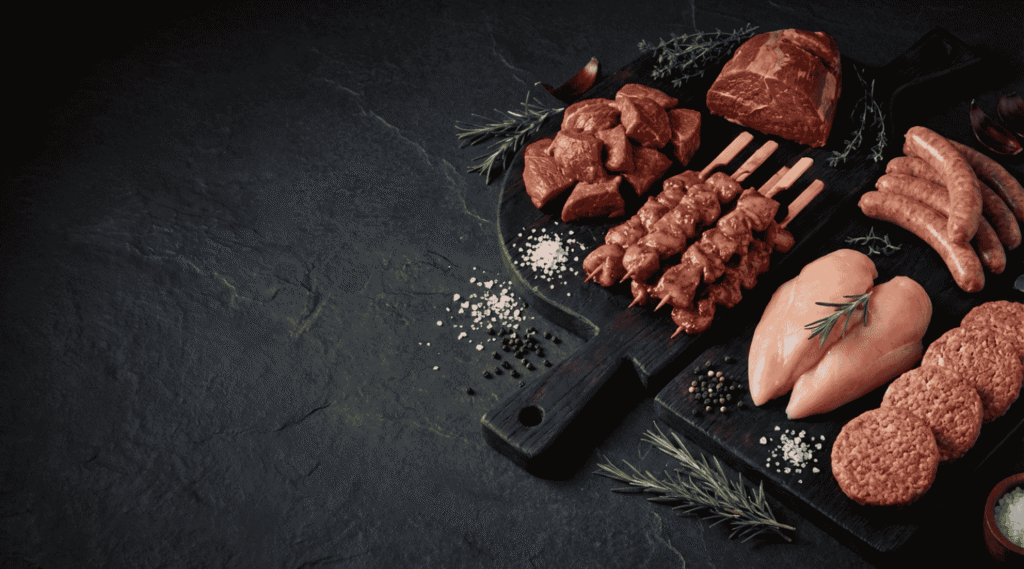 Verse halal vleeswaren van Kaya's Slagerij op een snijplank: rundvlees, kipfilet, spiesjes, worst en köfte
