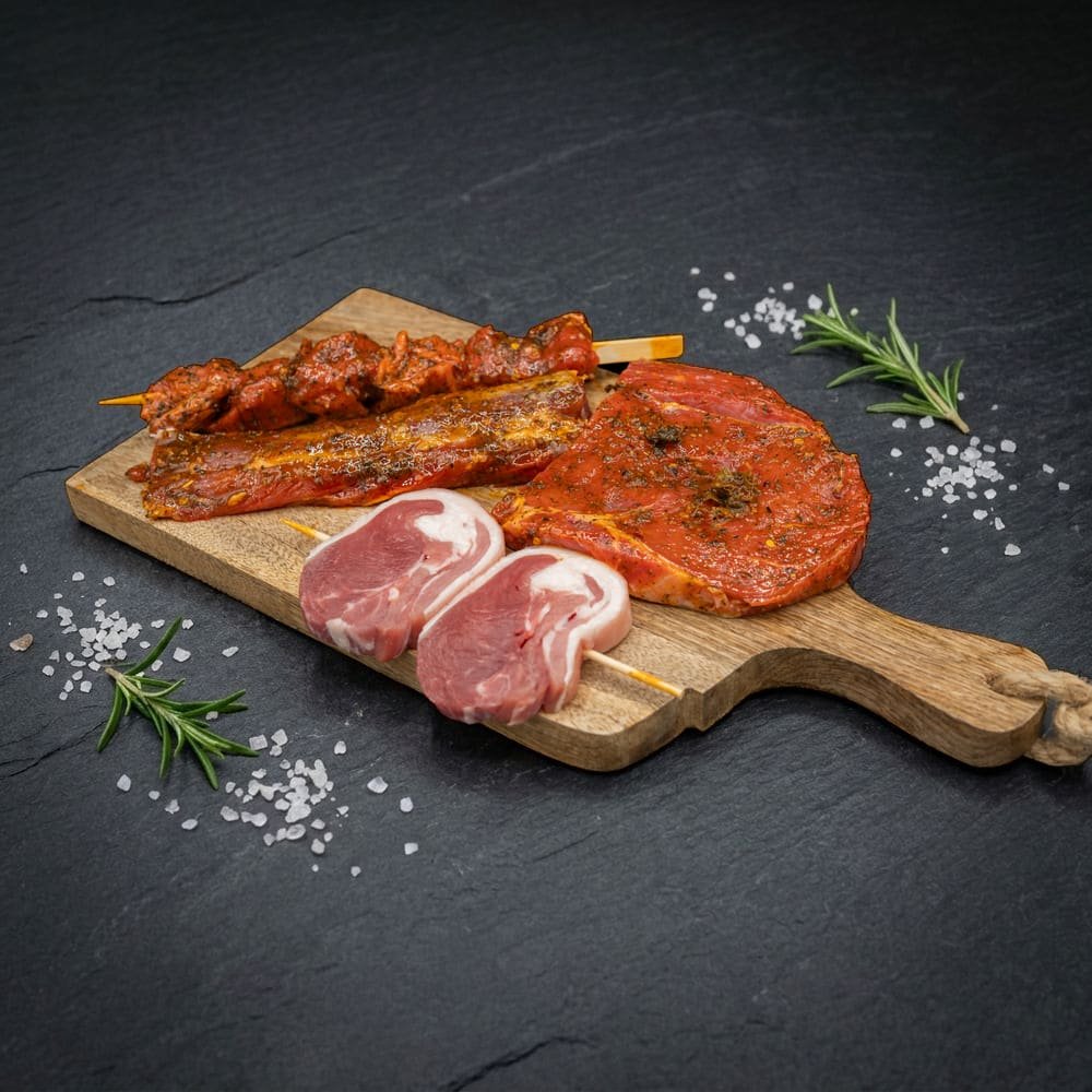 Inhoud BBQ BOX 3 – Rund & Lam: runds saté, lamsfilet, lamsbeyti en gemarineerde entrecote op houten plank